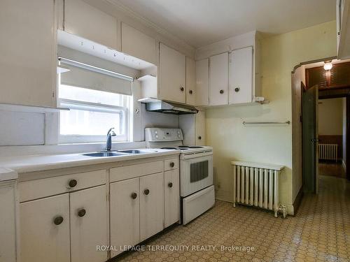 28 Harlton Cres, Toronto, ON - Indoor Photo Showing Kitchen With Double Sink