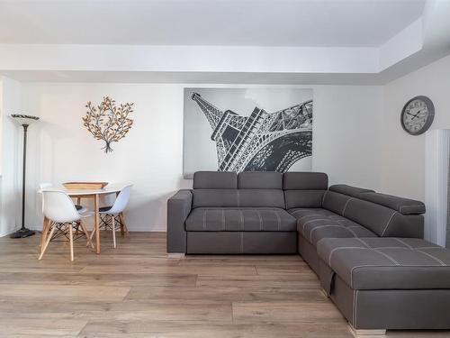 2207-1873 Country Club Drive, Kelowna, BC - Indoor Photo Showing Living Room