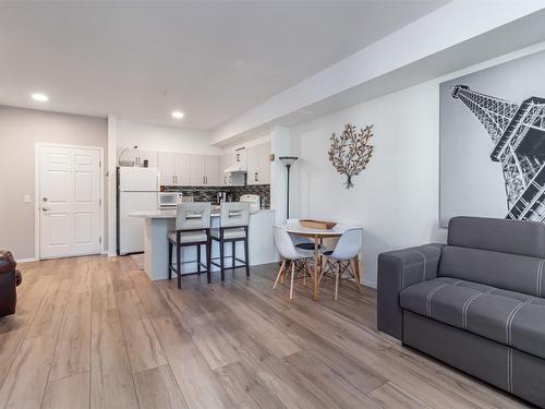 2207-1873 Country Club Drive, Kelowna, BC - Indoor Photo Showing Living Room