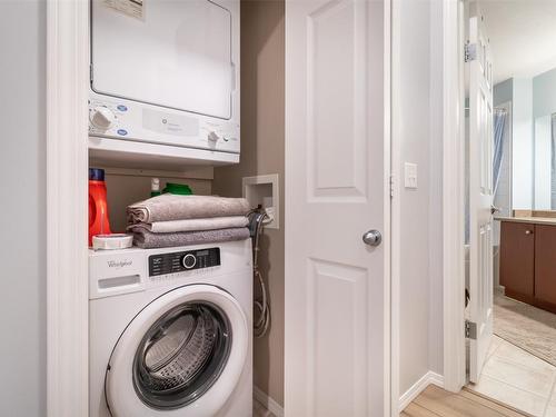 2207-1873 Country Club Drive, Kelowna, BC - Indoor Photo Showing Laundry Room