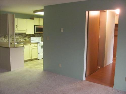 102-3608 27 Avenue, Vernon, BC - Indoor Photo Showing Kitchen