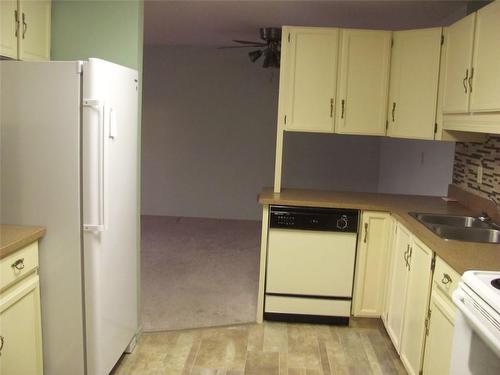 102-3608 27 Avenue, Vernon, BC - Indoor Photo Showing Kitchen With Double Sink