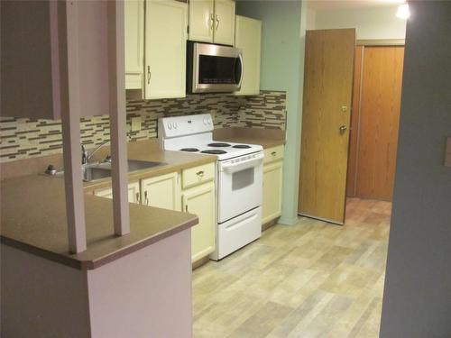 102-3608 27 Avenue, Vernon, BC - Indoor Photo Showing Kitchen