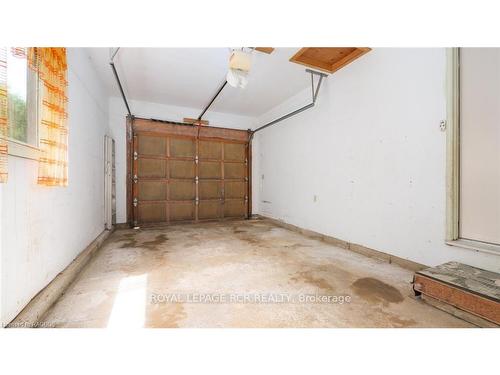 15 Brackenbury St, Grey Highlands, ON - Indoor Photo Showing Garage