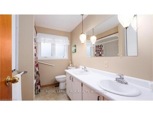 15 Brackenbury St, Grey Highlands, ON - Indoor Photo Showing Bathroom