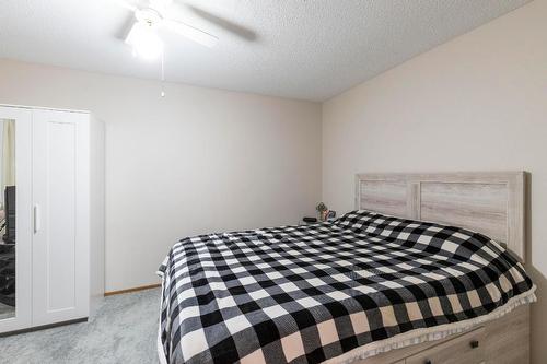 109-2085 Gordon Drive, Kelowna, BC - Indoor Photo Showing Bedroom
