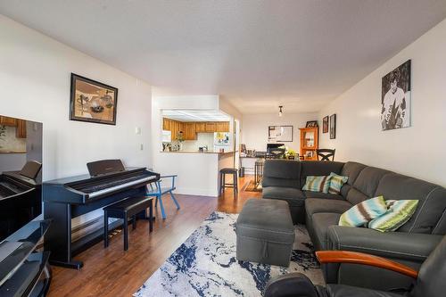 109-2085 Gordon Drive, Kelowna, BC - Indoor Photo Showing Living Room