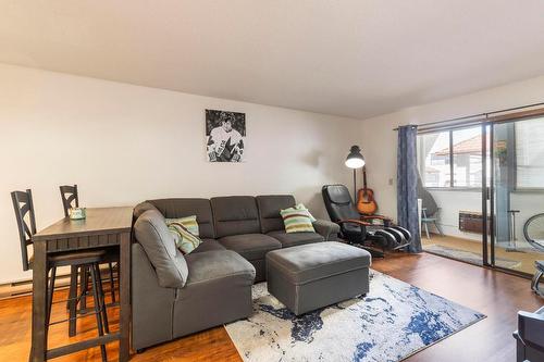 109-2085 Gordon Drive, Kelowna, BC - Indoor Photo Showing Living Room