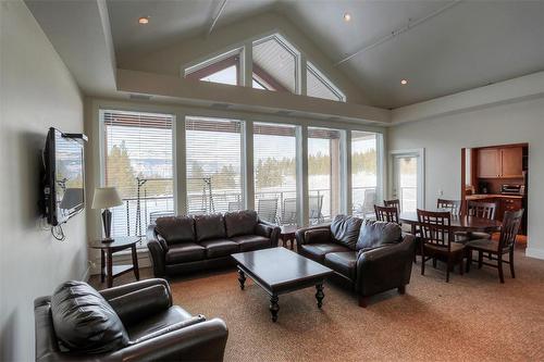 401-2532 Shoreline Drive, Lake Country, BC - Indoor Photo Showing Living Room