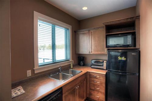 401-2532 Shoreline Drive, Lake Country, BC - Indoor Photo Showing Kitchen With Double Sink