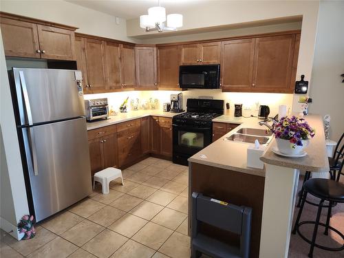 401-2532 Shoreline Drive, Lake Country, BC - Indoor Photo Showing Kitchen With Double Sink