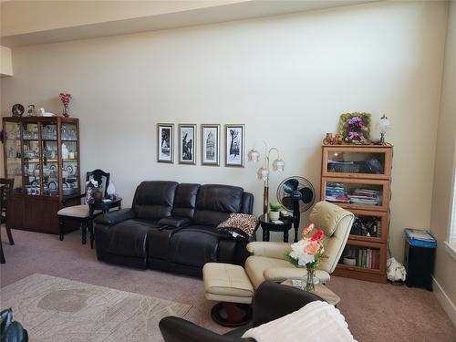 401-2532 Shoreline Drive, Lake Country, BC - Indoor Photo Showing Living Room