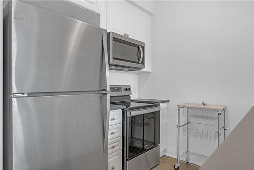 16 Concord Place|Unit #431, Grimsby, ON - Indoor Photo Showing Kitchen