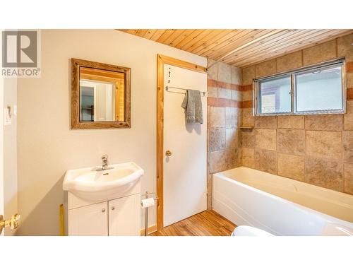 1521 Hearst Avenue, Riondel, BC - Indoor Photo Showing Bathroom