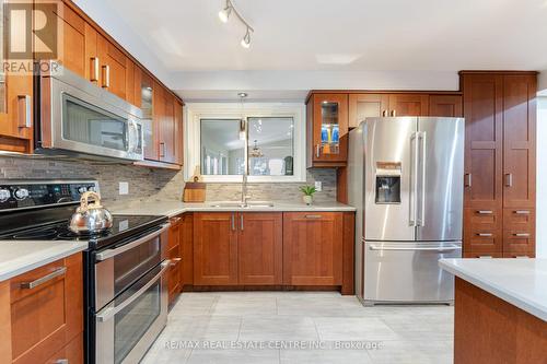 418 Tennyson Drive, Oakville, ON - Indoor Photo Showing Kitchen With Stainless Steel Kitchen With Double Sink
