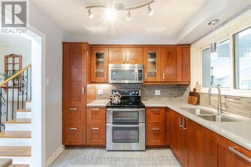 418 Tennyson Drive, Oakville, ON - Indoor Photo Showing Kitchen With Double Sink