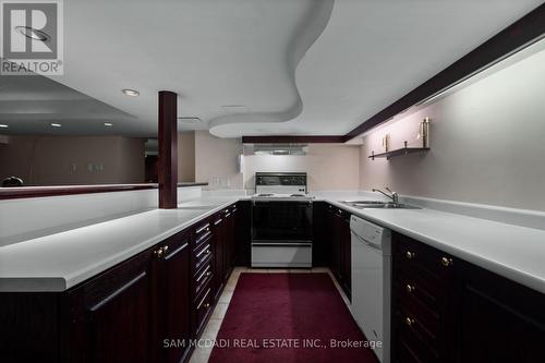 2625 Hammond Road, Mississauga, ON - Indoor Photo Showing Kitchen With Double Sink