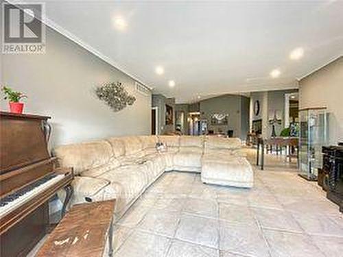 856 Concession 5 W, Hamilton, ON - Indoor Photo Showing Living Room