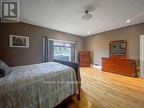 856 Concession 5 W, Hamilton, ON - Indoor Photo Showing Bedroom