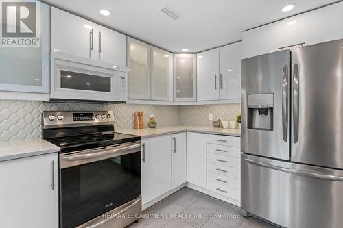 15 Laurendale Avenue, Hamilton, ON - Indoor Photo Showing Kitchen With Upgraded Kitchen