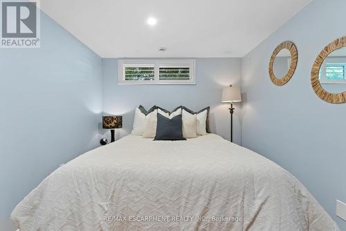 15 Laurendale Avenue, Hamilton, ON - Indoor Photo Showing Bedroom