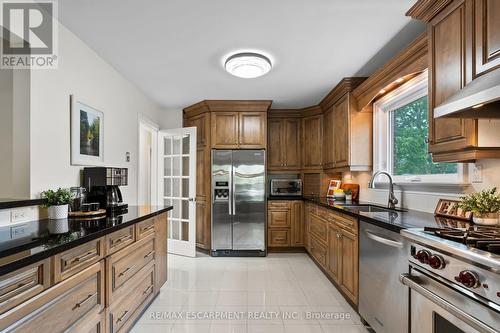 15 Laurendale Avenue, Hamilton, ON - Indoor Photo Showing Kitchen