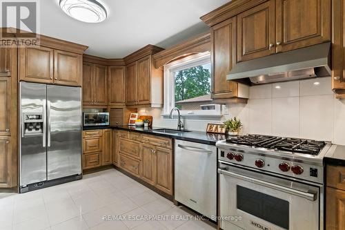 15 Laurendale Avenue, Hamilton, ON - Indoor Photo Showing Kitchen