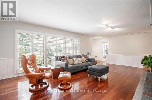 1740 Four Mile Creek Road, Niagara-On-The-Lake, ON - Indoor Photo Showing Living Room