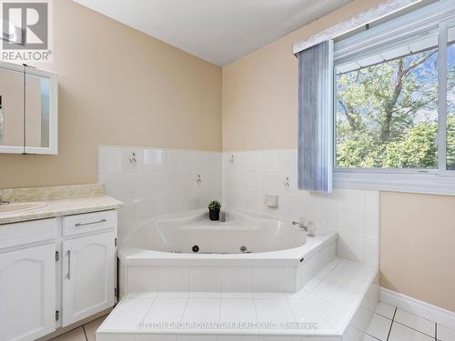 3569 Belvedere Crescent, Mississauga, ON - Indoor Photo Showing Bathroom