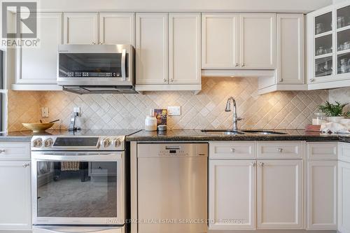 331 Robinson Street, Oakville, ON - Indoor Photo Showing Kitchen With Upgraded Kitchen