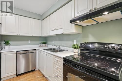 3054 Pendleton Road, Mississauga, ON - Indoor Photo Showing Kitchen With Double Sink