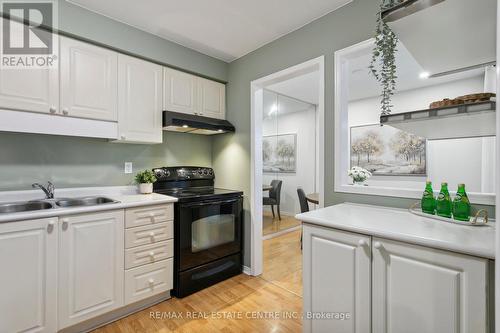 3054 Pendleton Road, Mississauga, ON - Indoor Photo Showing Kitchen With Double Sink
