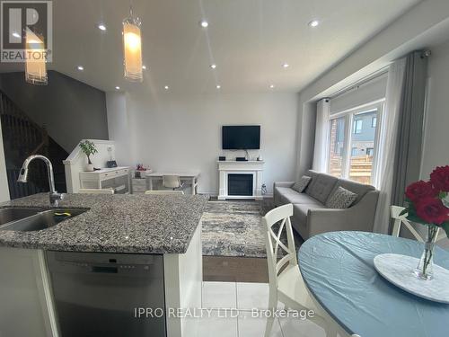 418 Wheat Boom Drive, Oakville, ON - Indoor Photo Showing Kitchen With Double Sink With Upgraded Kitchen