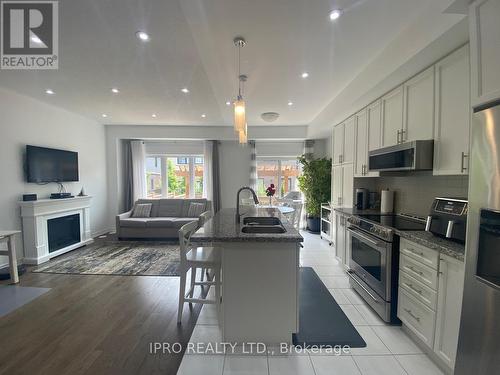 418 Wheat Boom Drive, Oakville, ON - Indoor Photo Showing Kitchen With Upgraded Kitchen