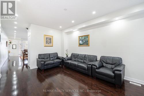 2 Dalhousie Crescent, Brampton, ON - Indoor Photo Showing Living Room