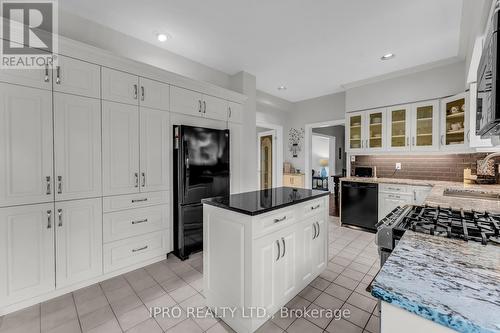 8 - 25 Manor Park Crescent, Guelph, ON - Indoor Photo Showing Kitchen