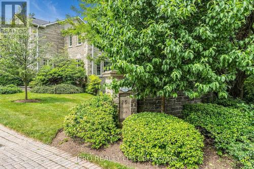 8 - 25 Manor Park Crescent, Guelph, ON - Outdoor