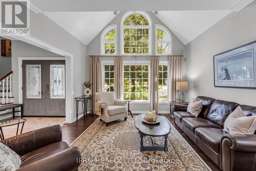 8 - 25 Manor Park Crescent, Guelph, ON - Indoor Photo Showing Living Room