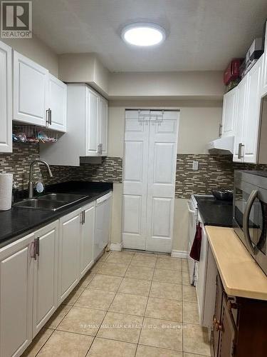 405 - 121 Trudelle Street, Toronto, ON - Indoor Photo Showing Kitchen