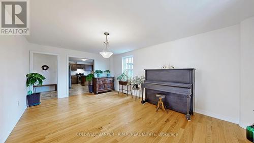 32 Love Court, Richmond Hill, ON - Indoor Photo Showing Dining Room