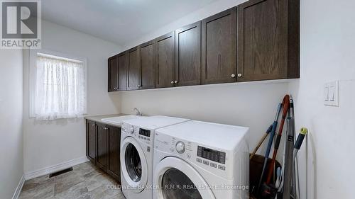 32 Love Court, Richmond Hill, ON - Indoor Photo Showing Bedroom