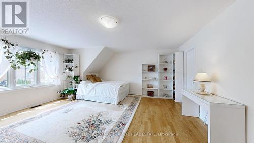 32 Love Court, Richmond Hill, ON - Indoor Photo Showing Bedroom