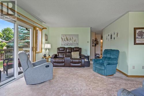 201 - 914 Ford Street W, Peterborough, ON - Indoor Photo Showing Living Room