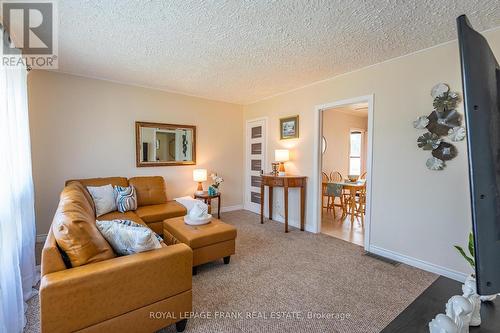 450 O'Connell Road, Peterborough, ON - Indoor Photo Showing Living Room