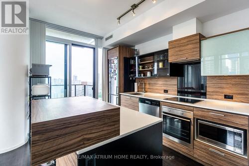 2708 - 75 St Nicholas Street, Toronto, ON - Indoor Photo Showing Kitchen