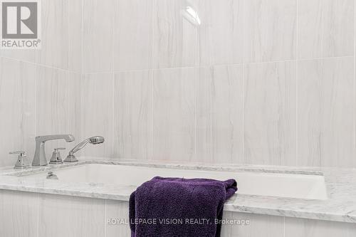 112 - 25 Adra Grado Way, Toronto, ON - Indoor Photo Showing Bathroom