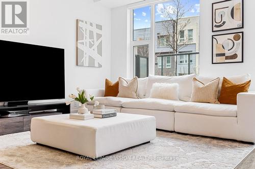 112 - 25 Adra Grado Way, Toronto, ON - Indoor Photo Showing Living Room