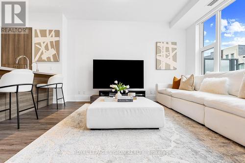 112 - 25 Adra Grado Way, Toronto, ON - Indoor Photo Showing Living Room