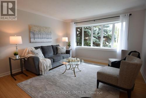 91 Wallis Drive, Peterborough, ON - Indoor Photo Showing Living Room