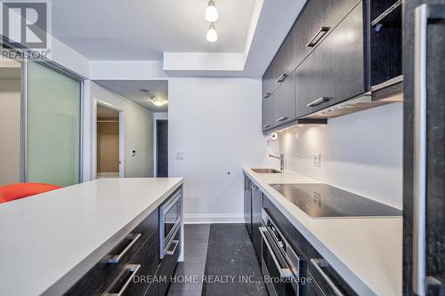 709 - 1080 Bay Street, Toronto, ON - Indoor Photo Showing Kitchen With Upgraded Kitchen